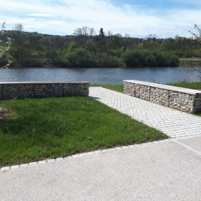 banc-en-gabion-devant-le-doubs
